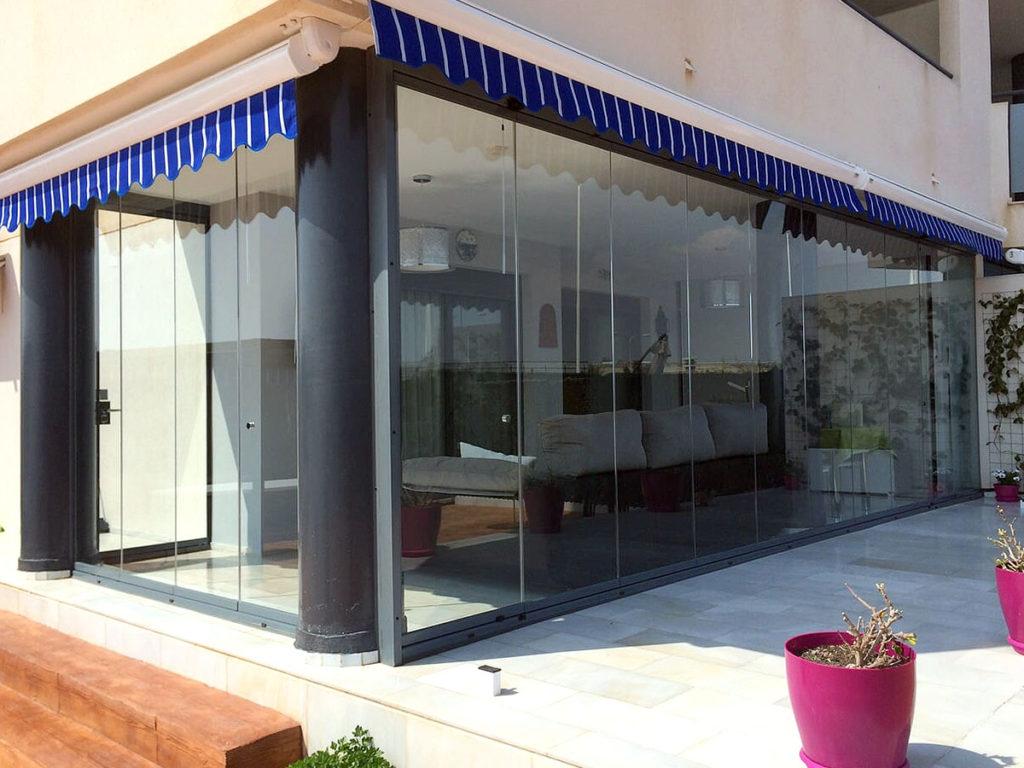 Cerramiento de local comercial con cortina de cristal